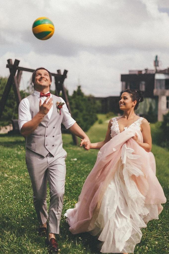 Vestido de novia rosa con escote redondo transparente y espalda descubierta con encaje
